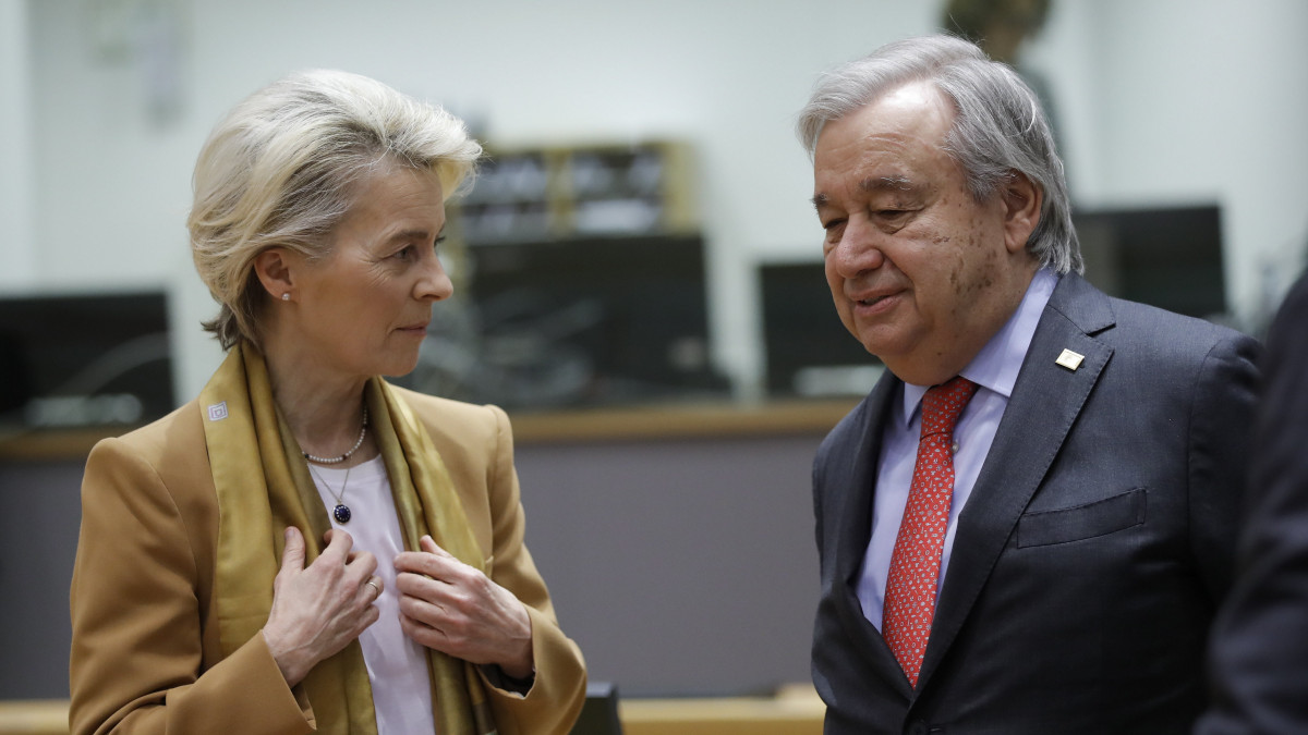 Ursula von der Leyen, az Európai Bizottság elnöke és Antonio Guterres ENSZ-főtitkár az Európai Unió kétnapos brüsszeli csúcstalálkozójának nyitó ülésén 2023. március 23-án.