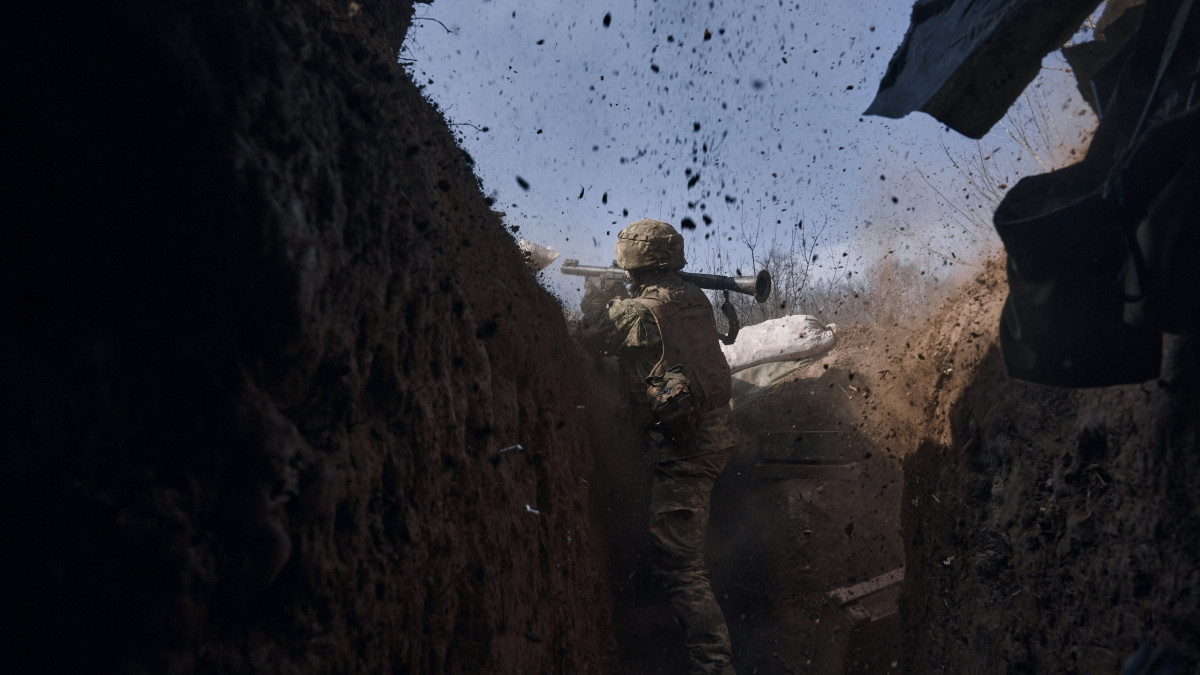 Ukrán katona gránátvetővel lő a donyecki régióban fekvő, ostromgyűrűben lévő Bahmutban 2023. március 24-én. Bahmutot az ukrán védelmi erők tartják ellenőrzésük alatt, míg az orosz egységek erőiket a környező települések irányában történő támadó műveletek végrehajtására összpontosítják.