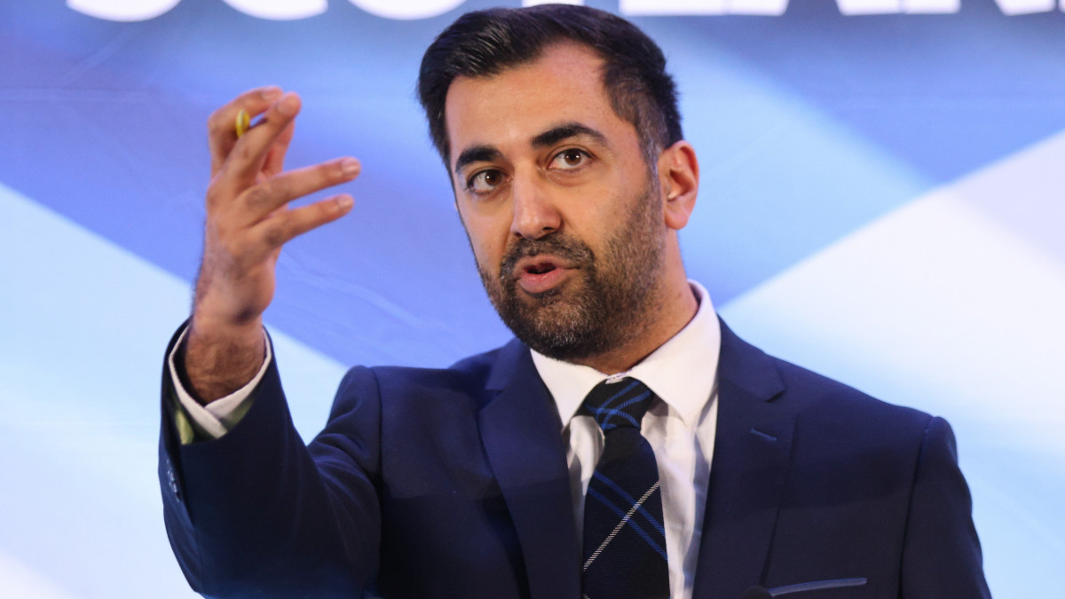 Humza Yousaf eddigi egészségügyi miniszter beszél, miután megválasztották a Skóciában kormányzó, függetlenségre törekvő Skót Nemzeti Párt (SNP) új vezetőjévé az edinburghi Murrayfield stadionban rendezett vezetőválasztáson 2023. március 27-én. Az eredmény azt is jelenti, hogy Yousaf lesz Skócia következő miniszterelnöke. Az eddigi skót kormányfő, Nicola Sturgeon február 15-én jelentette be teljesen váratlanul, hogy távozik az SNP éléről és így a skót miniszterelnöki tisztségből is.