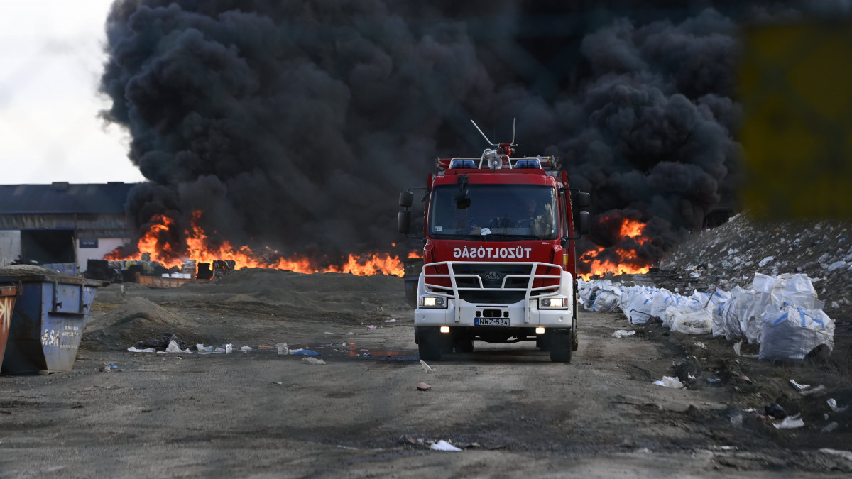 Lángokban áll egy hulladékfeldolgozó telep Gyálon 2023. március 28-án. Papírbálák gyulladtak ki, és az így keletkezett tűz átterjedt egy csarnok jellegű tárolóépületre, illetve egy betonsílóra, melyben feldolgozásra váró műanyagdarálékot tartottak. Több ezer négyzetméteres terület áll lángokban.