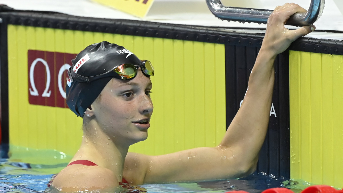 A győztes kanadai Summer McIntosh a női 200 méteres pillangóúszás döntője után a vizes világbajnokságon a Duna Arénában 2022. június 22-én.