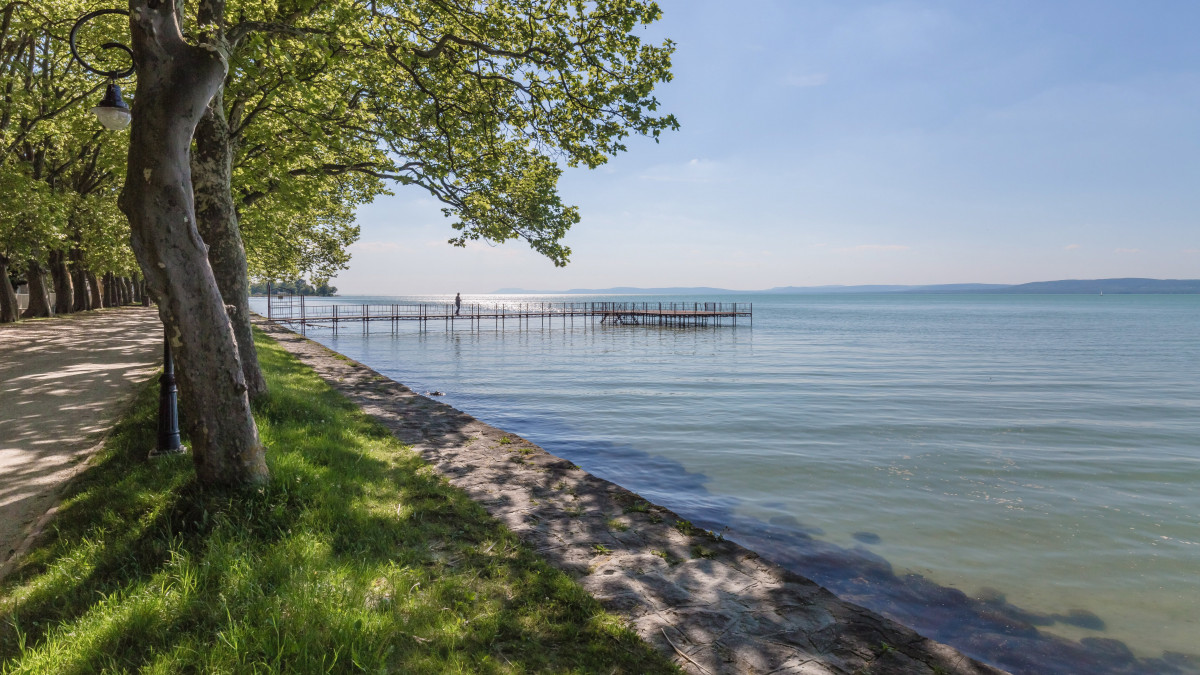 Balatonföldvár, 2017. május 19. A déli part egyik legszebb sétahelye, az 1200 méter hosszú Kvassay sétány részlete. A sétány védelem alatt álló platánfáit a XIX. század végén ültették. MTVA/Bizományosi: Faludi Imre