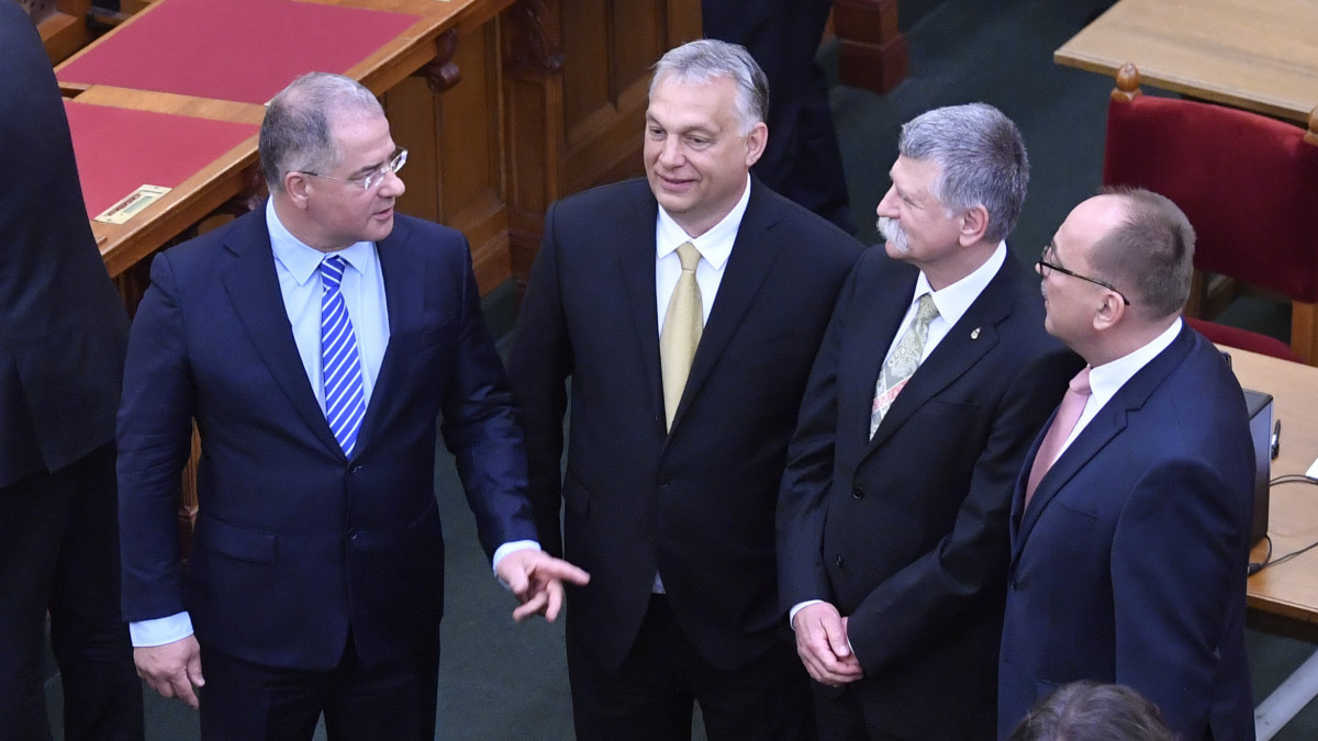 Az Országgyűlés ünnepi ülésének végén Orbán Viktor miniszterelnök (b2), Kósa Lajos, az Országgyűlés honvédelmi és rendészeti bizottságának fideszes elnöke (b), Kövér László házelnök (b3), Németh Zsolt, az Országgyűlés külügyi bizottságának fideszes elnöke (b4) beszélget, jobbra Deutsch Tamás, a Fidesz-KDNP EP-képviselője 2020. május 2-án. Harminc évvel ezelőtt alakult meg a rendszerváltás utáni első szabadon választott Országgyűlés. A négy évtizedes pártállami időszak után 1990. március 25-én és április 8-án rendezték meg az első szabad, többpárti parlamenti választásokat.