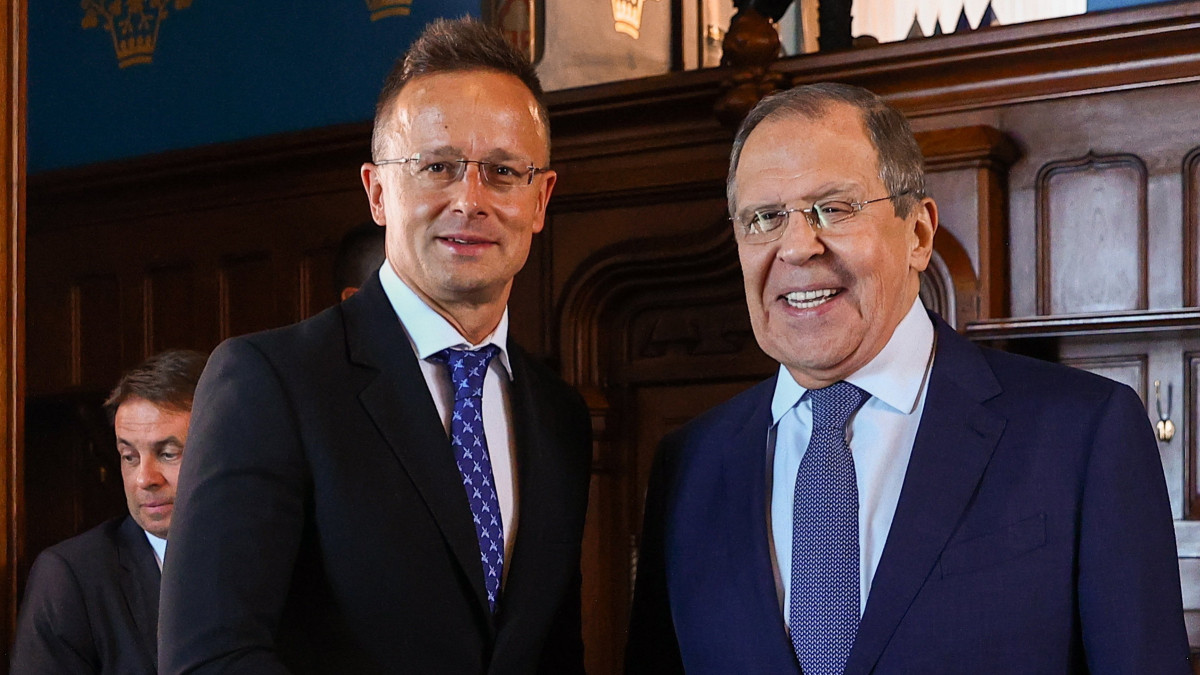 Az orosz külügyminisztérium sajtószolgálata által közreadott képen Szergej Lavrov orosz külügyminiszter (j) Szijjártó Péter külgazdasági és külügyminisztert fogadja Moszkvában 2022. július 21-én.