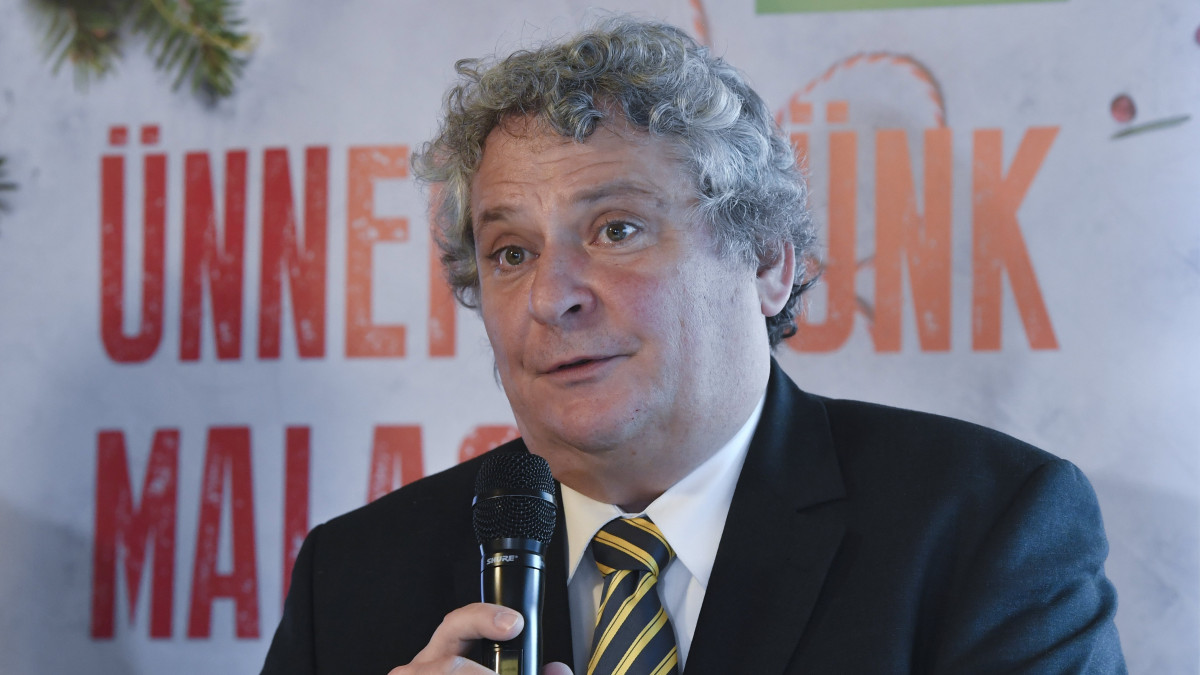 Éder Tamás, a Magyar Húsiparosok Szövetségének elnöke az ünnepi sertéshúsfogyasztás-ösztönző kampányról tartott sajtótájékoztatón Budapesten, a Szent István téren 2021. december 7-én.