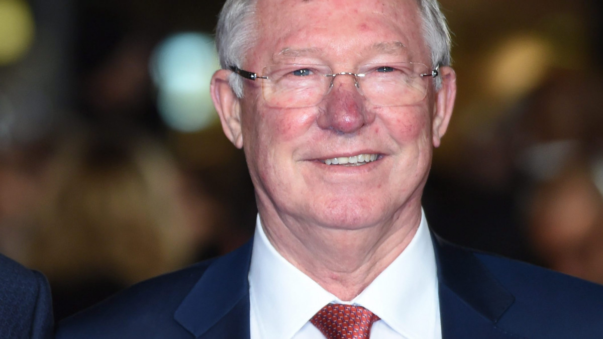 London, 2015. november 9.Sir Alex Ferguson, a Manchester United angol labdarúgóklub volt vezetőedzője (j) és Cristiano Ronaldo, a spanyol Real Madrid portugál csatára a Ronaldo című életrajzi dokumentumfilm londoni világpremierjén 2015. november 9-én. (MTI/EPA/Facundo Arrizabalaga)