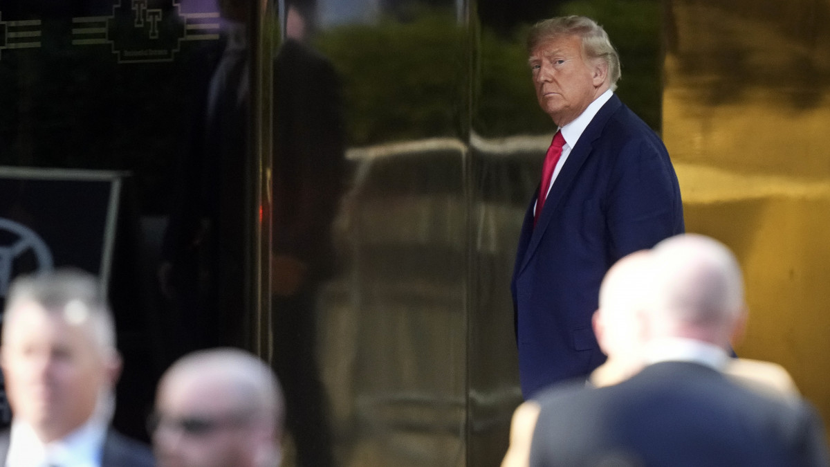 Donald Trump korábbi amerikai elnök a New York-i Trump-toronyba érkezik 2023. április 3-án, egy nappal bírósági meghallgatása előtt. Trump ellen Alvin Bragg manhattani kerületi ügyész vizsgálata nyomán március 30-án emeltek vádat a Stormy Daniel pornószínésznőnek törvénytelenül kifizetett és elszámolt hallgatási pénz fizetésének ügyében, valamint a költségvetési és kampányfinanszírozási törvények megsértése miatt. A következő évi elnökválasztáson indulni kívánó Trump ártatlannak vallja magát, az eljárást politikai indítékúnak minősítette. Ez az első alkalom az Egyesült Államok történetében, hogy egy volt elnök ellen büntetőeljárás indul.