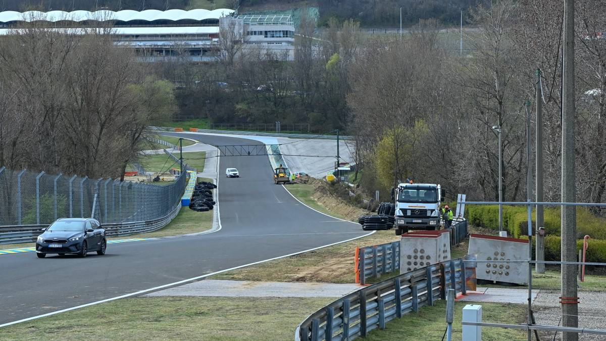Felújítási munkálatok a mogyoródi Hungaroringen 2023. április 4-én. A kormány támogatja a mogyoródi Hungaroring tervezett fejlesztési munkálatainak megvalósulását, és az előzetes tervek szerint a 2026-os Forma-1-es Magyar Nagydíjat már a teljesen megújult létesítményben rendezik.