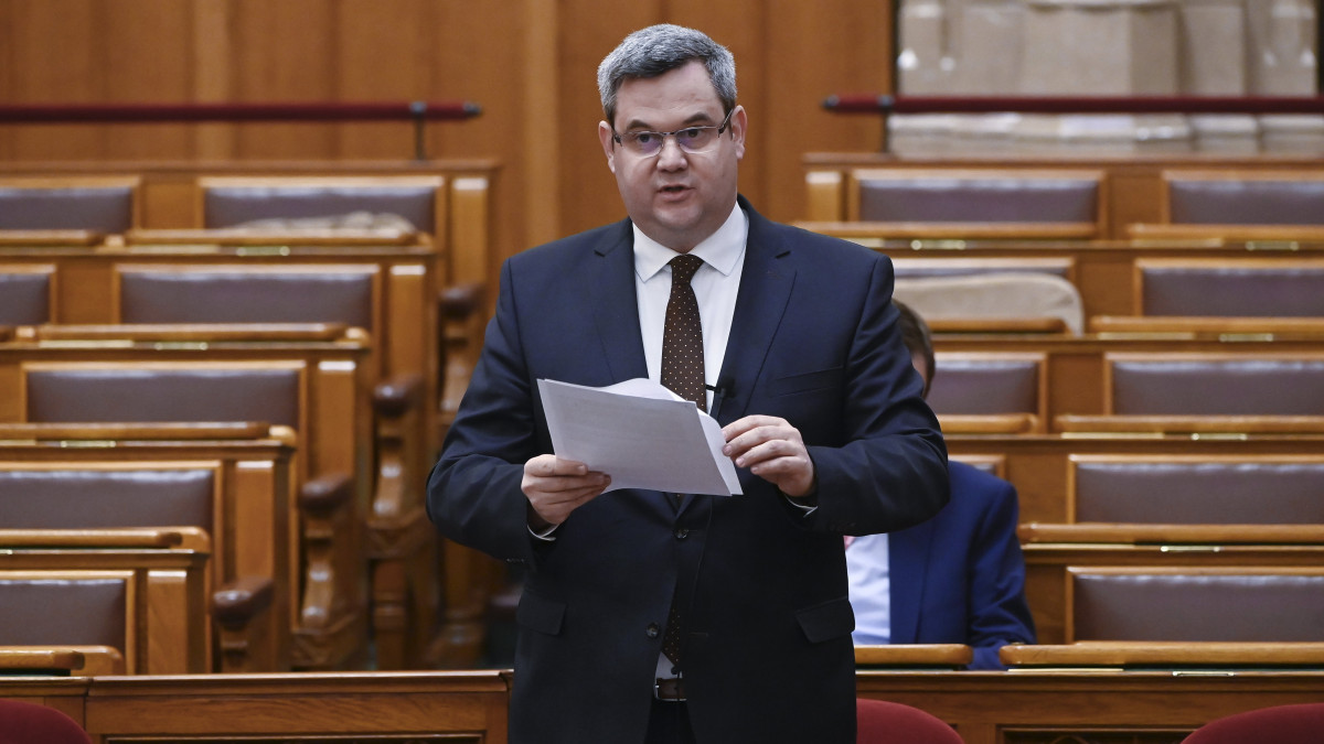 Takács Péter, a Belügyminisztérium egészségügyért felelős államtitkára előterjesztőként felszólal a kötelező orvosi kamarai tagság megszüntetéséről szóló vitán az Országgyűlés plenáris ülésén 2023. február 28-án.