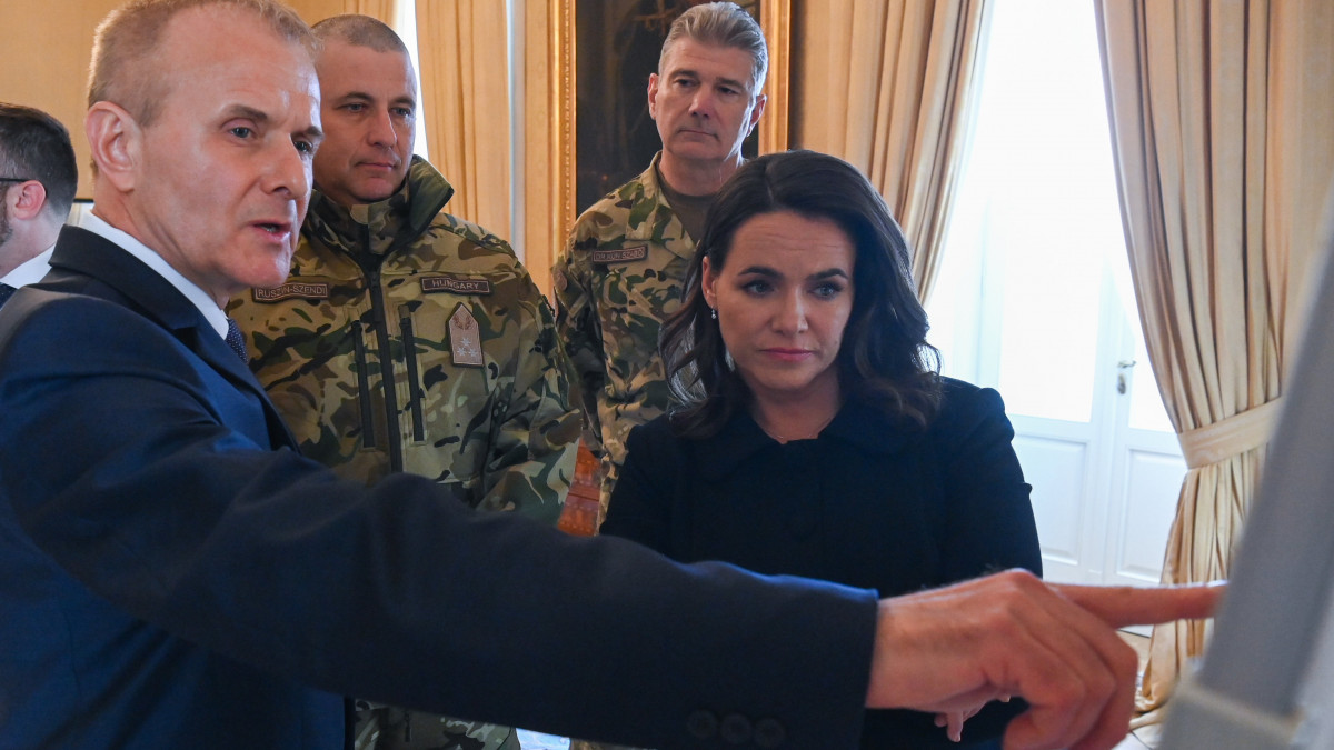 Novák Katalin köztársasági elnök, a honvédség főparancsnoka (j), Ruszin-Szendi Romulusz altábornagy, a Honvéd Vezérkar főnöke (b3), Szaszák János vezérőrnagy, a Katonai Nemzetbiztonsági Szolgálat főigazgató-helyettese (b2) és Kun Szabó István vezérőrnagy, az államfő főhadsegédje (j2) a Sándor-palotában 2023. április 4-én. Novák Katalin kétheti rendszerességgel kap tájékoztatást a vezérkari főnöktől az orosz-ukrán háborúval kapcsolatos kérdésekről.