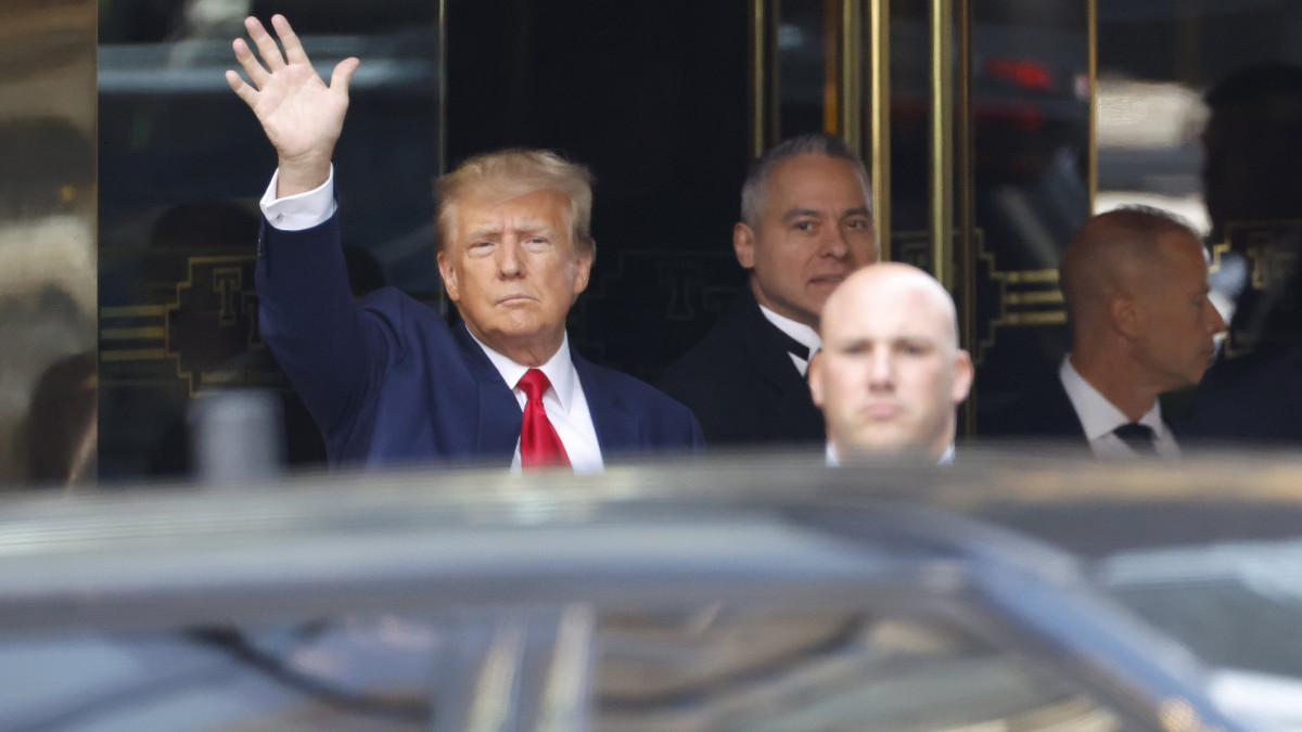 Donald Trump korábbi amerikai elnök (b) indul a New York-i Trump Toronyból a bírósági meghallgatására 2023. április 4-én.