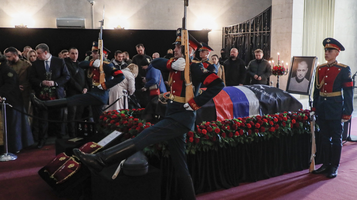 A terrortámadás áldozatául esett Vladlen Tatarszkij orosz kormánypárti haditudósítót és bloggert temetik a moszkvai Trojekurovszkij temetőben 2023. április 8-án.