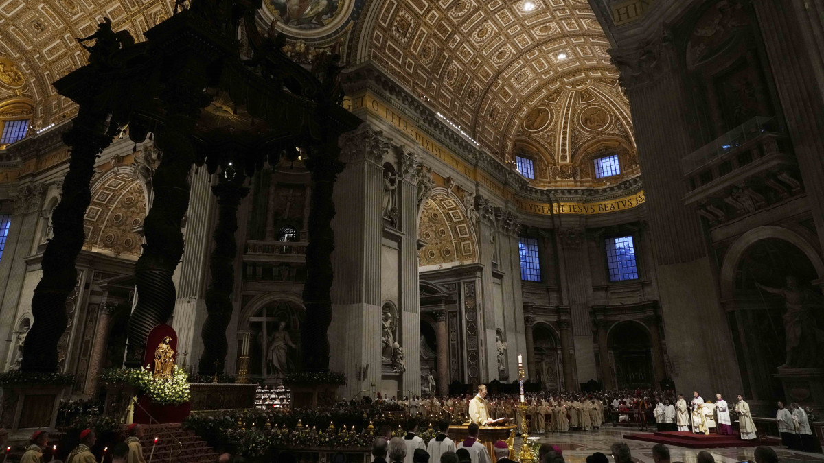 Ferenc pápa a húsvéti vigíliát vezeti a vatikáni Szent Péter-bazilikában 2023. április 8-án.