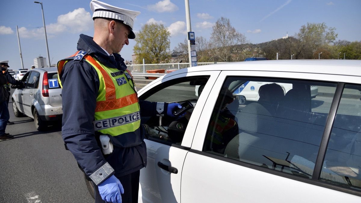 A Budapesti Rendőr-főkapitányság munkatársai az ittas járművezetőket szűrik ki a Petőfi híd pesti hídfőjénél húsvéthétfőn, 2023. április 10-én. Nagypéntek óta 11 137 sofőrt szondáztattak meg a rendőrök fővárosban, köztük eddig 122 ittas járművezetőt találtak.