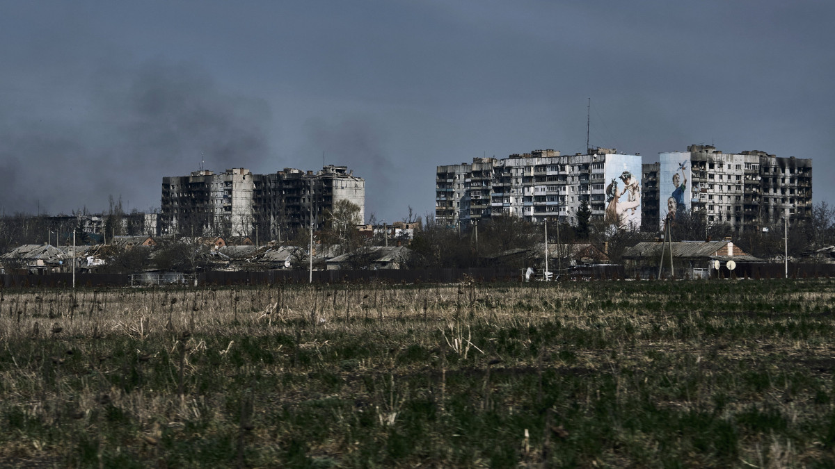 Légitámadás során megrongálódott lakóépület az orosz erők által ostromlott kelet-ukrajnai Bahmutban 2023. április 9-én.