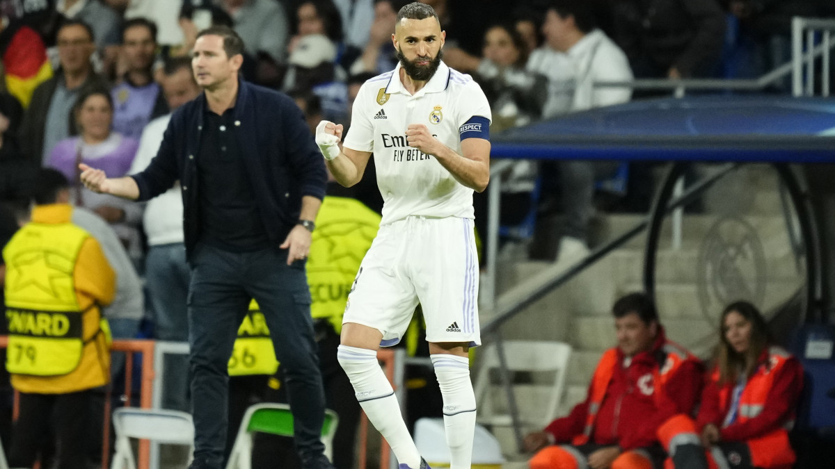 Karim Benzema, a Real Madrid játékosa, miután megszerezte csapata első gólját a Chelsea ellen a labdarúgó Bajnokok Ligája negyeddöntőjének első mérkőzésén a madridi Santiago Bernabeu Stadionban 2023. április 12-én.