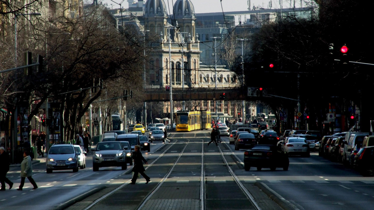 Budapest, 2014. február 26. A Szent István körút egy szakasza, háttérben a Nyugati pályaudvar épületével és a Nyugati tér részletével. MTVA/Bizományosi: Jászai Csaba