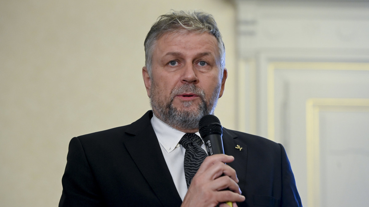Fábián László főtitkár beszédet mond a Magyar Olimpiai Bizottság (MOB) fair play díjainak átadásán a Városligeti Műjégpálya dísztermében tartott ünnepségen 2022. december 20-án.