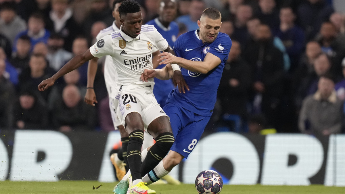 Vinicius Junior, a Real Madrid (b) és Mateo Kovacic, a Chelsea játékosa a labdarúgó Bajnokok Ligája negyeddöntőjének visszavágó mérkőzésén a londoni Stamford Bridge Stadionban 2023. április 18-án.