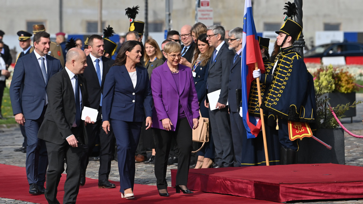 Novák Katalin köztársasági elnök (elöl, k) fogadja Natasa Pirc Musar szlovén államfőt (elöl, j) a Sándor-palota előtti Szent György téren 2023. április 19-én. Novák Katalin mögött férje, Veres István és a szlovén köztársasági elnök férje, Ales Musar (b).