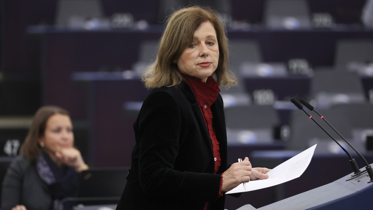 Vera Jourová, az Európai Bizottságnak az értékek és átláthatóság ügyében illetékes alelnöke felszólal az európai szélsőjobboldali mozgalmakról tartott vitában az Európai Parlament plenáris ülésén Strasbourgban 2022. október 19-én.