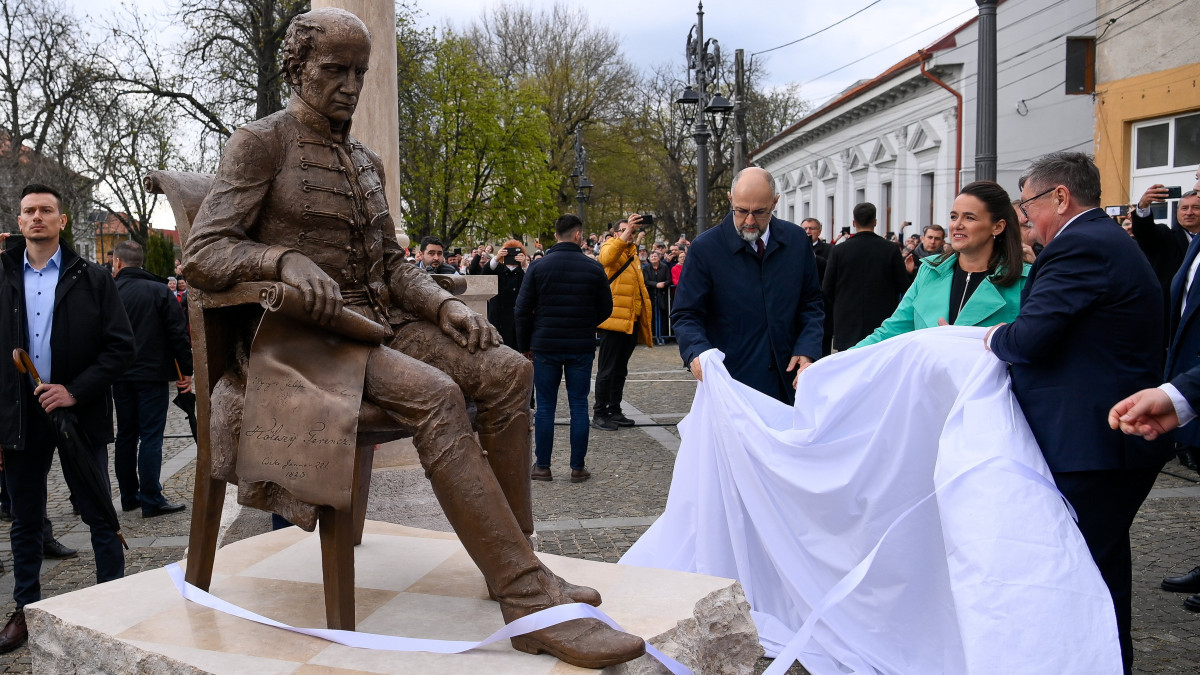 Novák Katalin köztársasági elnök (j2), Kelemen Hunor, Románia miniszterelnök-helyettese, a Romániai Magyar Demokrata Szövetség (RMDSZ) elnöke (j3) és Kovács Jenő polgármester (j) Kölcsey Ferenc szobrának átadásán a partiumi Nagykárolyban 2023. április 12-én. A szobor Győrfi Lajos szobrászművész alkotása.