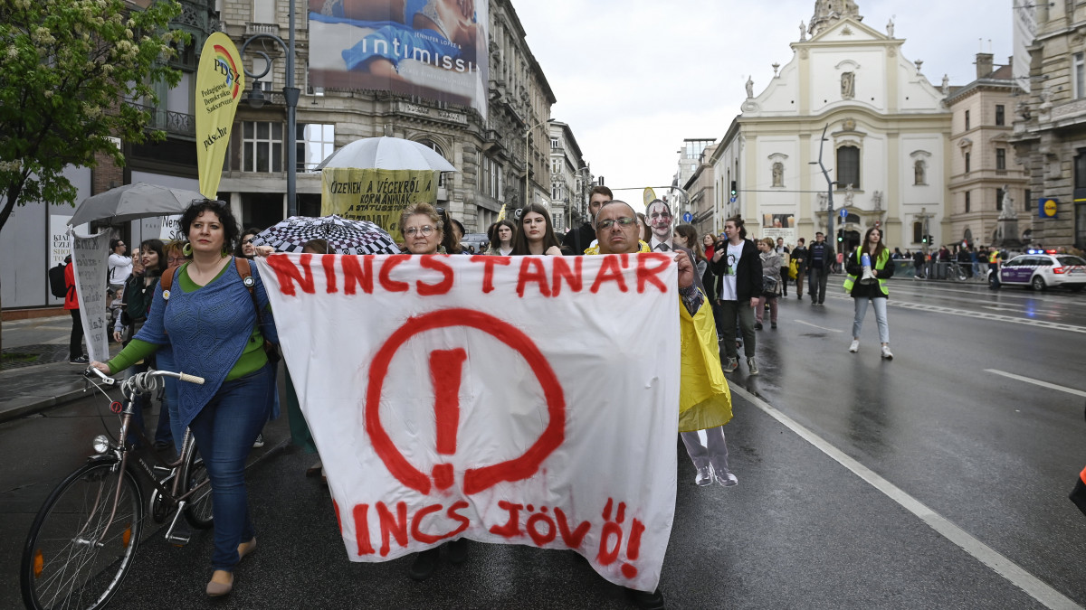 Résztvevők a pedagógusok előkészítés alatt lévő státusztörvénye ellen tartott budapesti tüntetésen 2023. április 24-én.