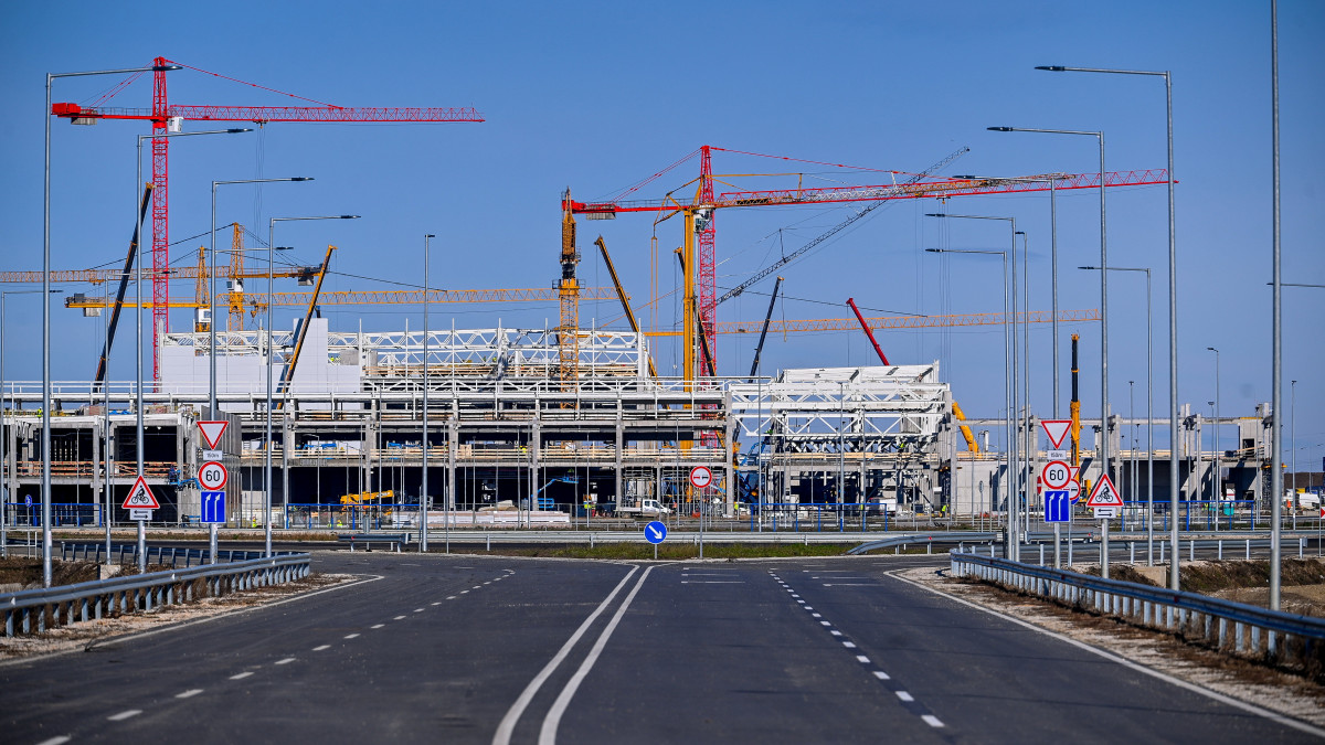 Az épülő BMW-gyár Debrecenben 2023. február 2-án. A BMW Group 400 hektárnyi területen építi fel az autógyárat, amely évente mintegy 150 000 gépkocsi gyártására lesz képes. A termelés 2025-ben kezdődik, itt készül majd a tisztán elektromos meghajtású modellek számára kifejlesztett NCAR architektúrára épülő Neue Klasse modellgeneráció alapító tagja. A mintegy 400 milliárd forintos beruházással több mint ezer új munkahely jön létre a városban.MTI/Czeglédi Zsolt