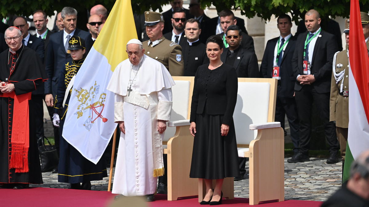 Novák Katalin köztársasági elnök katonai tiszteletadás mellett fogadja Ferenc pápát a Szent György téren 2023. április 28-án. A katolikus egyházfő háromnapos apostoli látogatásra érkezett Magyarországra.