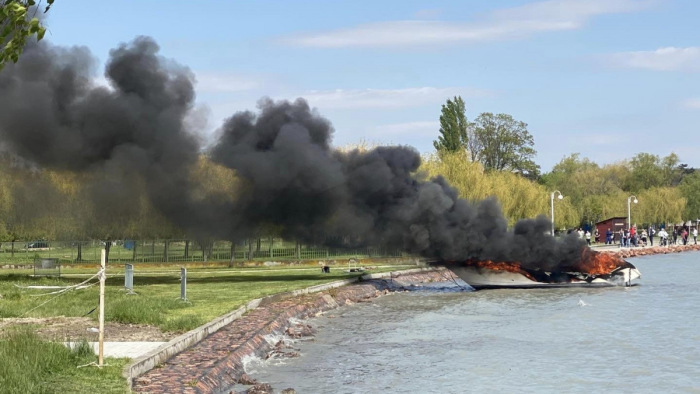 Hatalmas füst a Balatonon, lángokban egy hajó