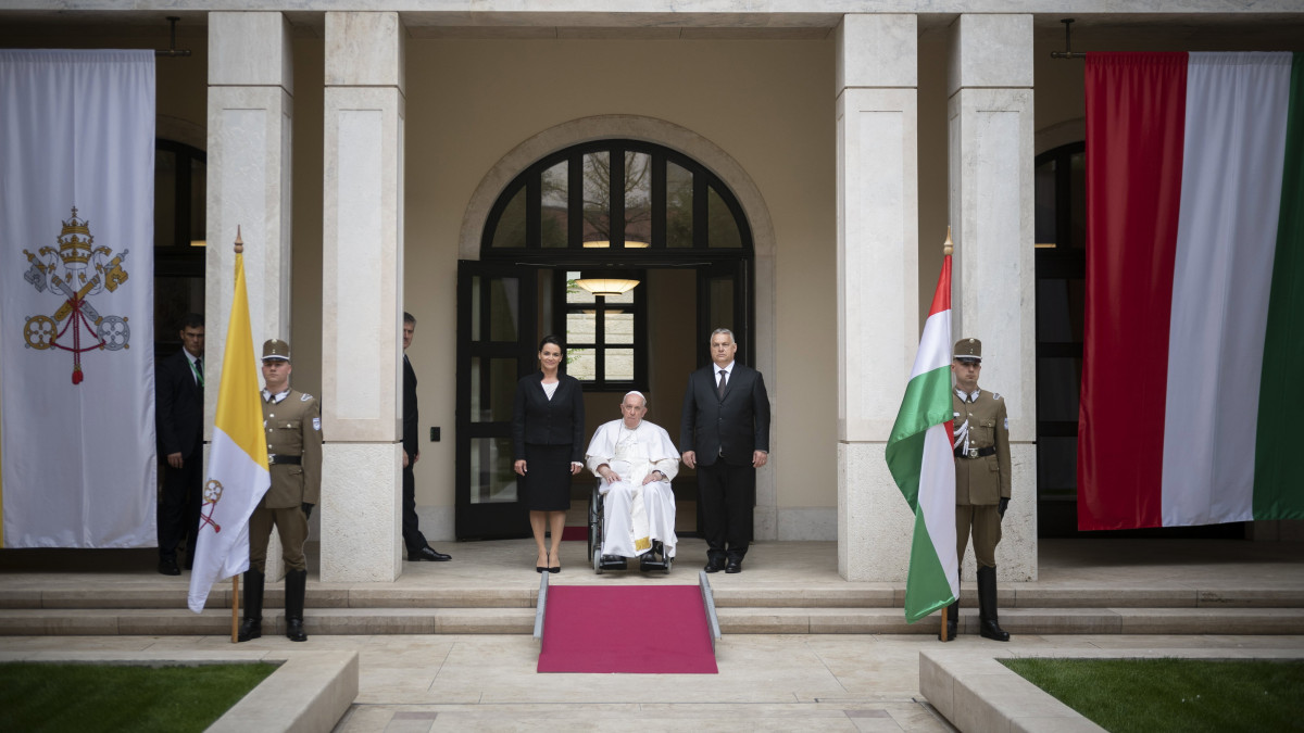 A Miniszterelnöki Sajtóiroda által közreadott képen Orbán Viktor miniszterelnök (j) fogadja Ferenc pápát Novák Katalin köztársasági elnök jelenlétében a Karmelita kolostorban 2023. április 28-án. A katolikus egyházfő háromnapos apostoli látogatásra érkezett Magyarországra.