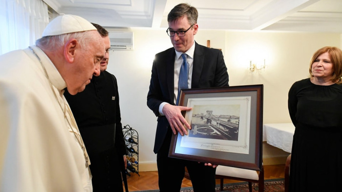 Ferenc pápa Karácsony Gergelynek: „falak helyett hidakra van szükség”