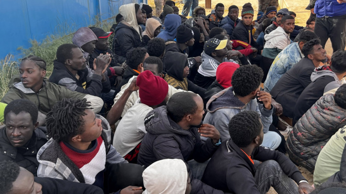 Vargha Márk: megvalósulhat a migránsok Ruandába költöztetésének brit terve