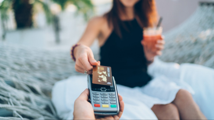 Bankkártya vagy készpénz – jegybanki tanácsok és tippek utazóknak