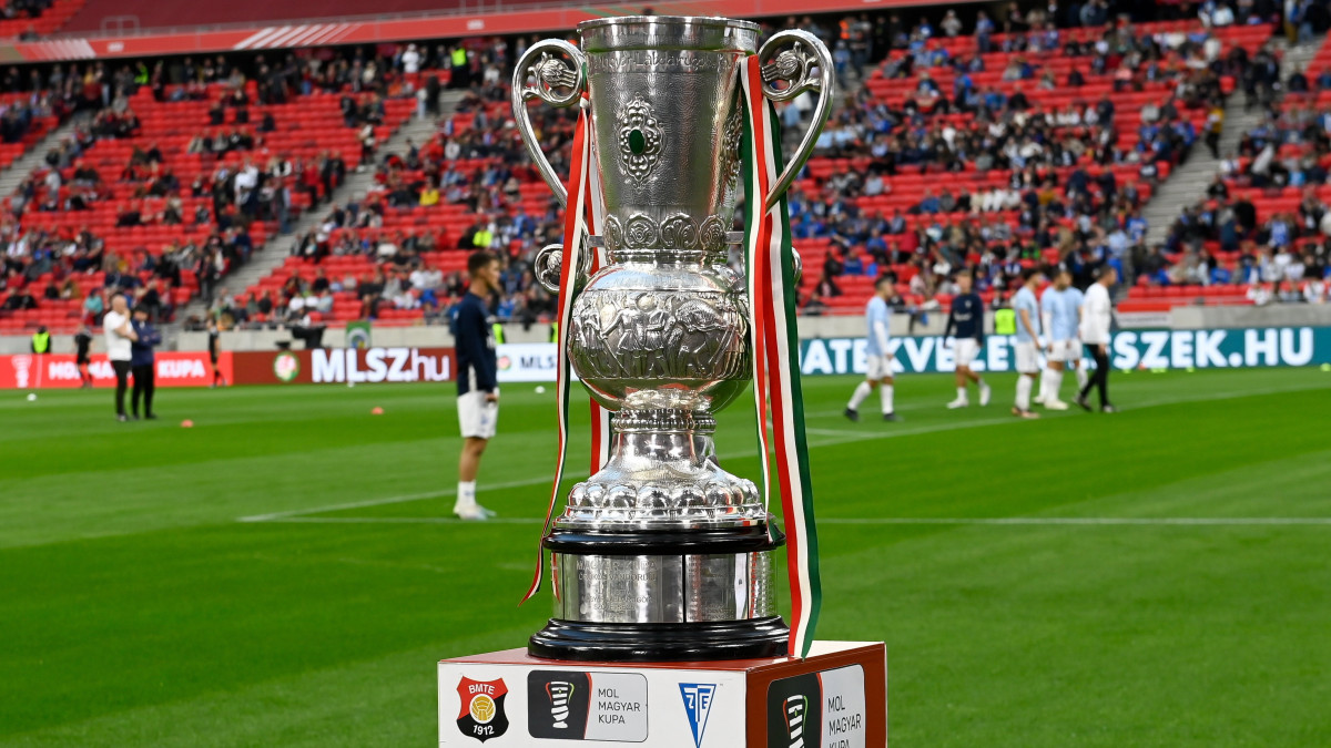 A Magyar Kupa serlege a labdarúgó MOL Magyar Kupa döntője, a Budafoki MTE - ZTE FC mérkőzésének kezdete előtt a Puskás Arénában 2023. május 3-án.