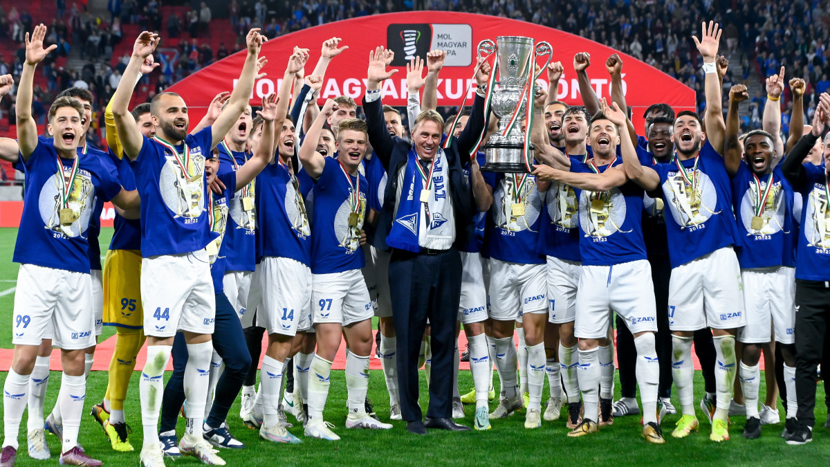 A győztes zalaegerszegi csapat ünnepel a trófeával  a labdarúgó MOL Magyar Kupa döntője, a Budafoki MTE - ZTE FC mérkőzés utáni eredményhirdetésen a Puskás Arénában 2023. május 3-án. A Zalaegerszeg hosszabbításban 2-0-ra nyert a Budafok ellen.