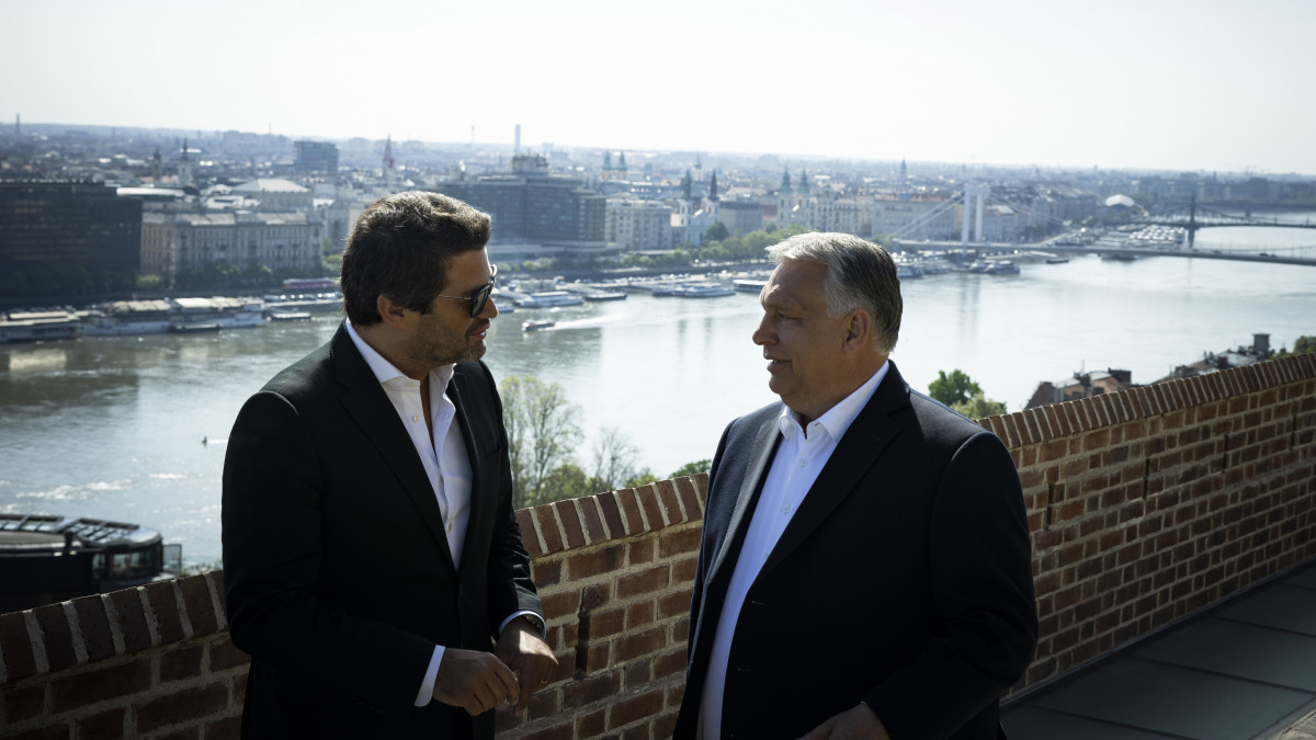 A Miniszterelnöki Sajtóiroda által közreadott képen Orbán Viktor miniszterelnök, a Fidesz elnöke (j) fogadja André Venturát, a portugáliai CHEGA párt elnökét a Karmelita kolostorban 2023. május 5-én.