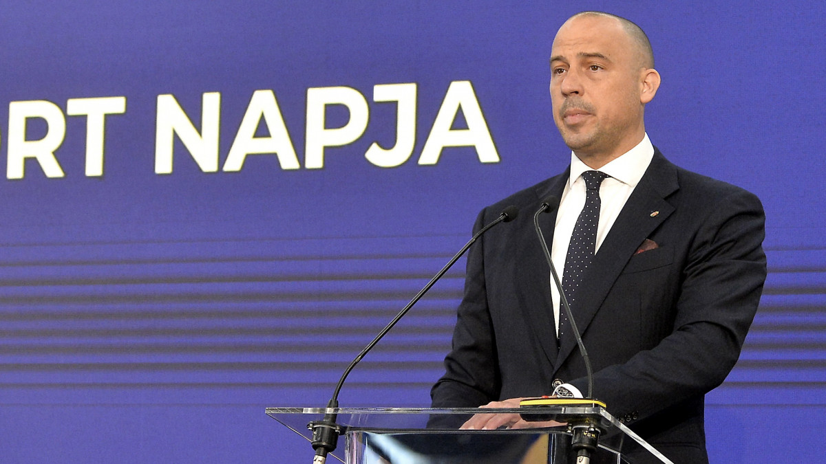 Schmidt Ádám sportért felelős államtitkár beszédet mond a Magyar Sport Napja alkalmából rendezett díjátadó ünnepségen a Puskás Aréna VIP-termében 2023. május 5-én.