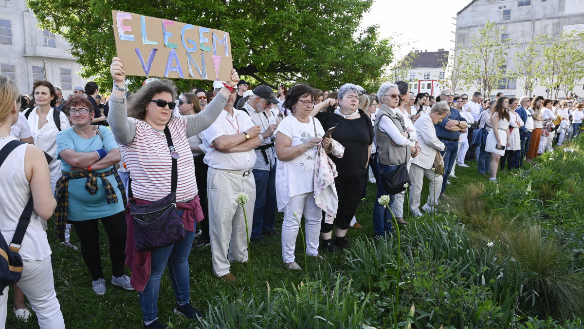 Résztvevők a rendhagyó anyák napi tüntetésen a Karmelita kolostor előtt 2023. május 7-én. A demonstrációt az ADOM Diákmozgalom, a Magyar Anyák akciócsoport, a Pedagógusok Demokratikus Szakszervezete (PDSZ), a Nőkért Egyesület, a Tanítanék Mozgalom és több más szervezet szervezte. 