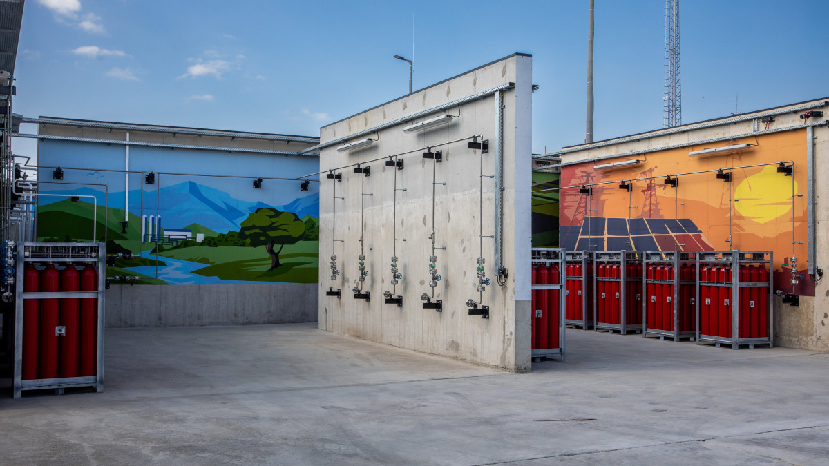 Tartályok Magyarország első hidrogén-előállító üzemében, a Békés vármegyei Kardoskúton az avatás napján, 2023. május 9-én. Az Akvamarin Projekt keretében a Magyar Földgáztároló Zrt. egy 2,5 megawatt összteljesítményű elektrolizáló rendszert és a hozzá tartozó hidrogén gázelőkészítő technológiát létesített a Kardoskúti Földalatti Gáztárolónál.
