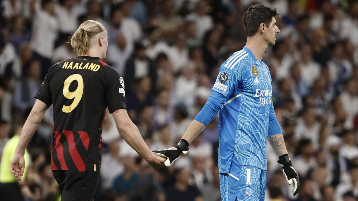 A manchesteri Erling Haaland (b) és Thibaut Courtois madridi kapus a labdarúgó Bajnokok Ligája elődöntőjének első, Real Madrid-Manchester City mérkőzése végén a madridi Santiago Bernabeu Stadionban 2023. május 9-én. A találkozó 1-1-es döntetlennel zárult.