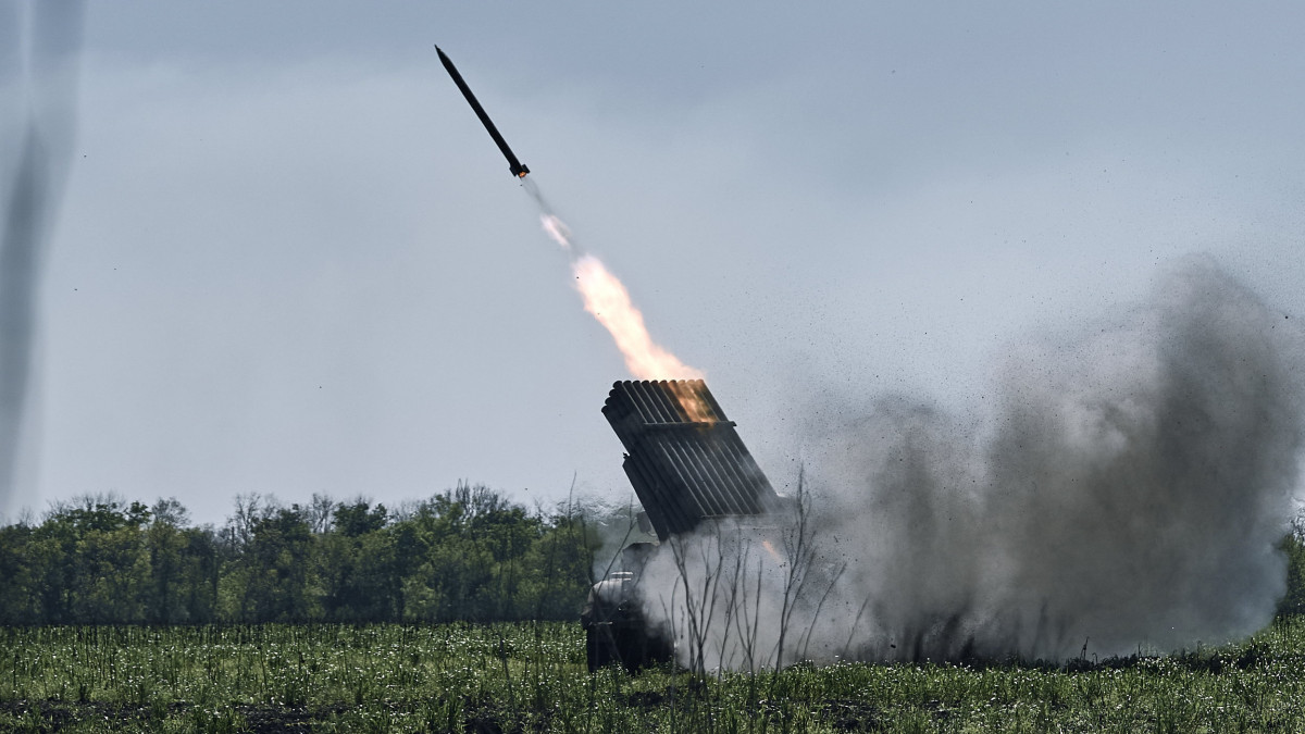 Ukrán katonák az orosz állásokat lövik Grad rakéta-sorozatvetővel a kelet-ukrajnai Donyecki területen, a kelet-ukrajnai Donyecki területen, a bahmuti fronton 2023. május 3-án.