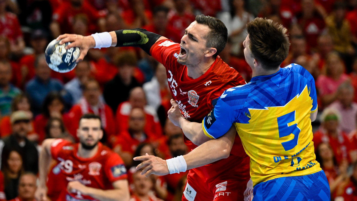 A veszprémi Rasmus Lauge Schmidt (b) és Michal Olejnicza, a lengyel csapat játékosa a férfi kézilabda Bajnokok Ligája negyeddöntőjében játszott Telekom Veszprém - Barlinek Industria Kielce mérkőzésen a Veszprém Arénában 2023. május 11-én. A mérkőzés 29-29-es döntetlennel ért véget.