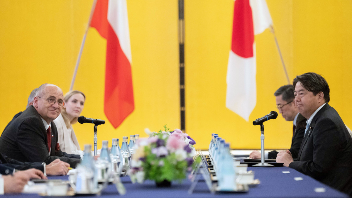 Zbigniew Rau lengyel külügyminiszter (b) és japán hivatali partnere, Hajasi Josimasza kétoldalú megbeszélést tart Tokióban 2023. május 10-én.