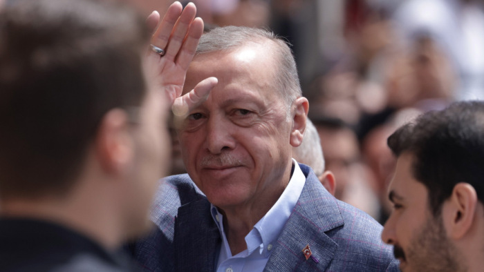 Az első eredmények szerint Erdogan vezet a törökországi választásokon