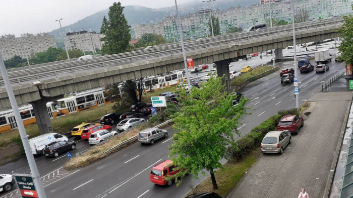 Váratlanul irányt váltott, és a villamos elé vágott a teherautó – videó