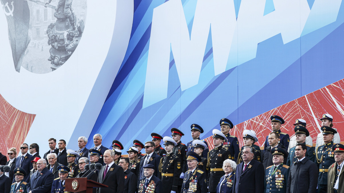Vlagyimir Putyin orosz elnök (pulpitusnál) és Aljakszandr Lukasenka fehérorosz államfő (első sor, b2) a győzelem napi díszszemlén a moszkvai Vörös téren 2023. május 9-én, a II. világháborúban Németország felett aratott győzelem és a háború befejezésének 78. évfordulóján.