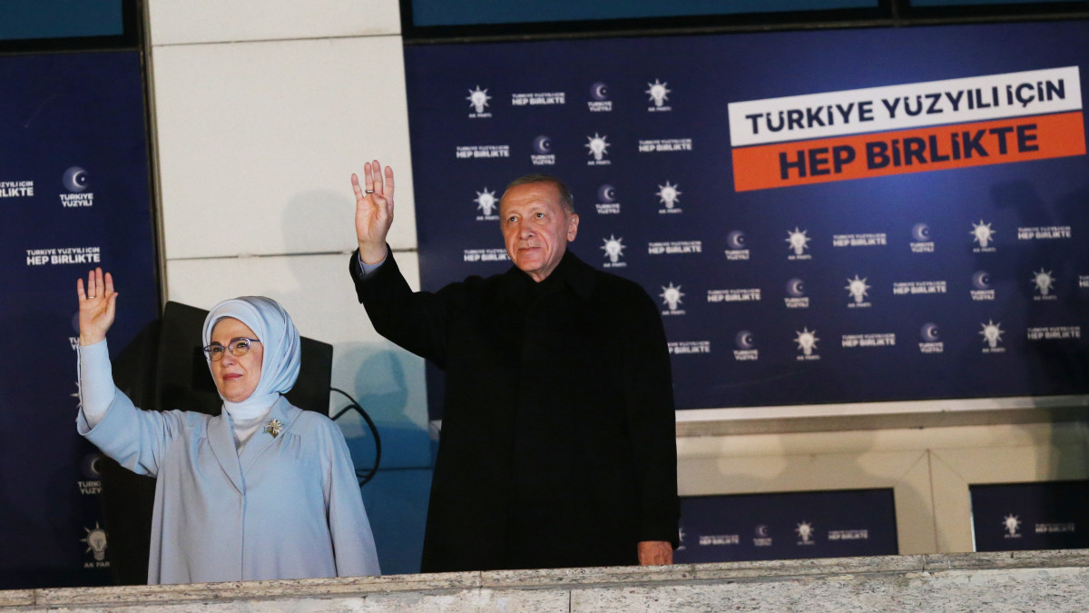 Recep Tayyip Erdogan török elnök, a kormányoldali pártszövetségnek, a Nép Szövetségének elnökjelöltje a feleségével, Emine Erdogannal integet pártja, az Igazság és Fejlődés Pártja (AKP) ankarai székházának erkélyéről a török parlamenti és elnökválasztás éjszakáján, 2023. május 15-én.