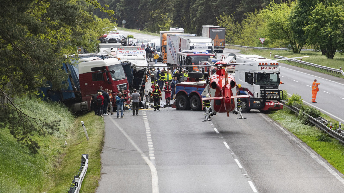 Rendőrök és mentősök a szlovákiai Jókút közelében, a D2-es autópályán történt baleset helyszínén 2023. május 15-én. A balesetben egy magyar kirándulóbusz és egy kamion karambolozott, egy ember életét vesztette, több mint ötvenen megsebesültek.