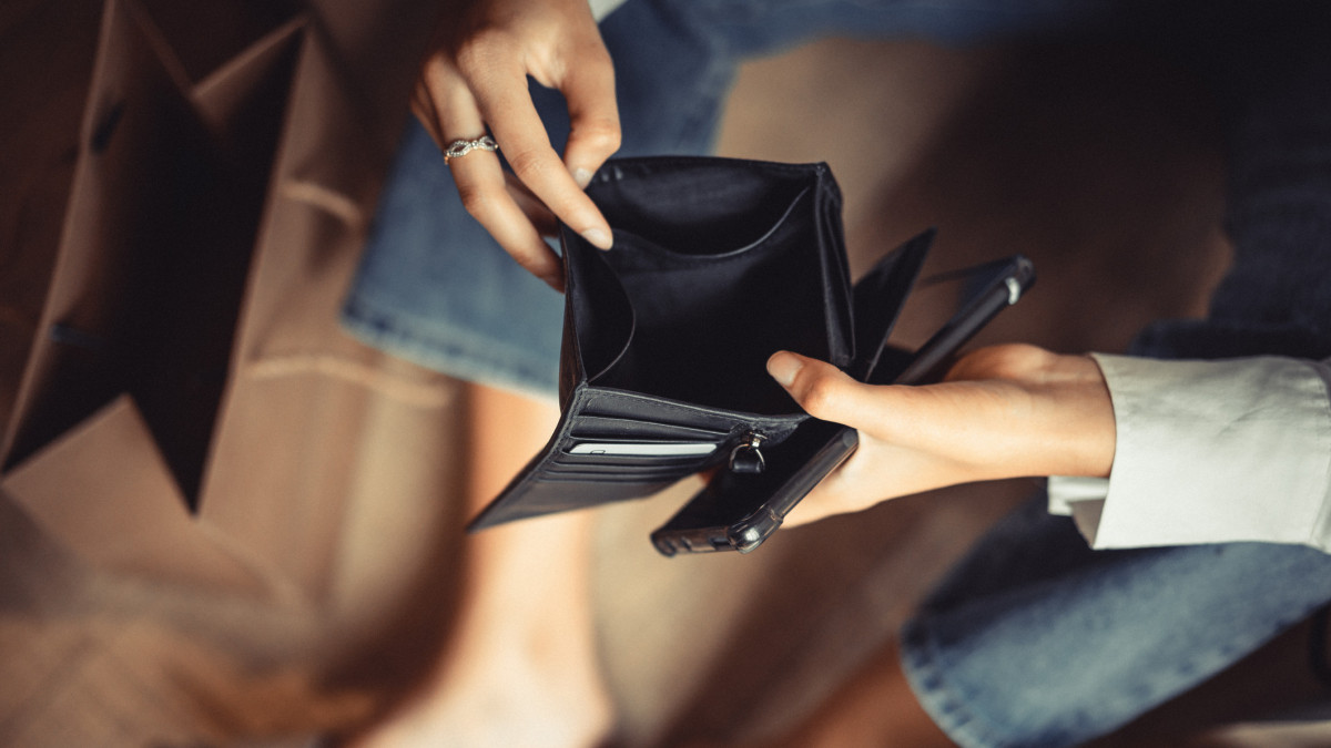 Woman with empty wallet spent all money for shopping